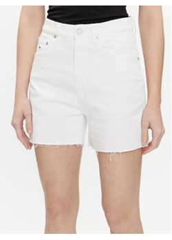 Tommy Jeans Szorty jeansowe DW0DW17636 Biały Mom Fit ze sklepu MODIVO w kategorii Szorty - zdjęcie 170238354