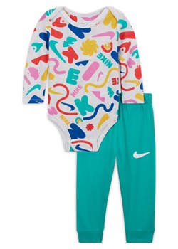 Dwuczęściowy zestaw dla niemowląt Nike Sportswear Primary Play Bodysuit and Pants Set - Zieleń ze sklepu Nike poland w kategorii Komplety niemowlęce - zdjęcie 170242840