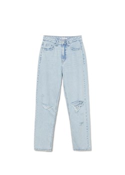 Cropp - Jasnoniebieskie jeansy mom z postrzępieniem - błękitny ze sklepu Cropp w kategorii Jeansy damskie - zdjęcie 170245363