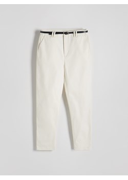Reserved - Spodnie chino z paskiem - złamana biel ze sklepu Reserved w kategorii Spodnie damskie - zdjęcie 170245802
