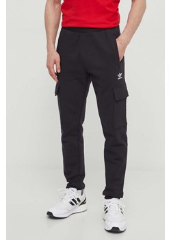adidas Originals spodnie dresowe Trefoil Essentials Cargo Pants kolor czarny z aplikacją IP2755 ze sklepu PRM w kategorii Spodnie męskie - zdjęcie 170264233