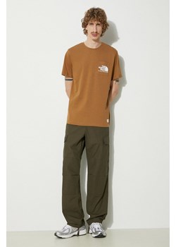 The North Face t-shirt bawełniany M Berkeley California Pocket S/S Tee męski kolor brązowy z nadrukiem NF0A87U21731 ze sklepu PRM w kategorii T-shirty męskie - zdjęcie 170264364