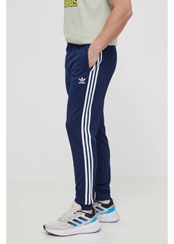adidas Originals spodnie dresowe Adicolor Classics SST kolor granatowy z aplikacją IR9887 ze sklepu PRM w kategorii Spodnie męskie - zdjęcie 170274074