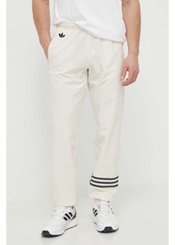 adidas Originals spodnie dresowe Neuclassic Track Pants kolor beżowy z aplikacją IV5356 ze sklepu PRM w kategorii Spodnie męskie - zdjęcie 170274084