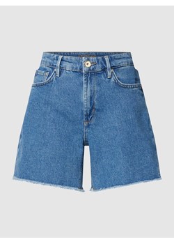 Szorty jeansowe z postrzępionym zakończeniem nogawek ze sklepu Peek&Cloppenburg  w kategorii Szorty - zdjęcie 170295394