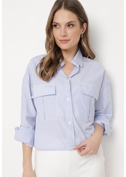 Jasnoniebieska Koszula o Krótszym Kroju z Kieszeniami w Paski Guelia ze sklepu Born2be Odzież w kategorii Koszule damskie - zdjęcie 170308782