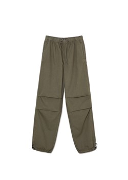 Cropp - Ciemnozielone jeansy parachute - zielony ze sklepu Cropp w kategorii Spodnie damskie - zdjęcie 170325641