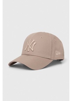 New Era czapka z daszkiem kolor beżowy z aplikacją NEW YORK YANKEES ze sklepu PRM w kategorii Czapki z daszkiem damskie - zdjęcie 170329590