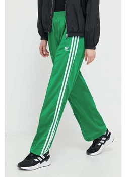 adidas Originals spodnie dresowe Firebird Loose kolor zielony z aplikacją IP0634 ze sklepu PRM w kategorii Spodnie damskie - zdjęcie 170329734