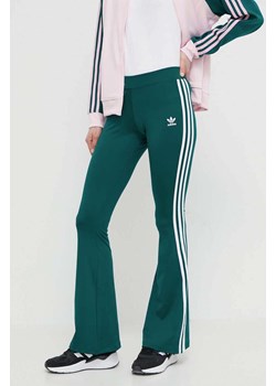 adidas Originals spodnie dresowe Flared kolor zielony z aplikacją IN6320 ze sklepu PRM w kategorii Spodnie damskie - zdjęcie 170329740