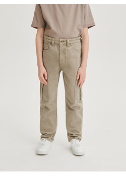 Reserved - Classic denim regular - beżowy ze sklepu Reserved w kategorii Spodnie chłopięce - zdjęcie 170341293