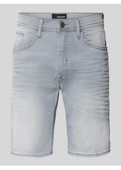 Szorty jeansowe o kroju regular fit z przetarciami ze sklepu Peek&Cloppenburg  w kategorii Spodenki męskie - zdjęcie 170343072