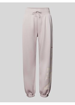 Spodnie dresowe o luźnym kroju z wyhaftowanym logo ze sklepu Peek&Cloppenburg  w kategorii Spodnie damskie - zdjęcie 170397104