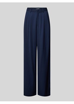 Spodnie materiałowe z szeroką nogawką ze wzorem w cienkie prążki ze sklepu Peek&Cloppenburg  w kategorii Spodnie damskie - zdjęcie 170397384