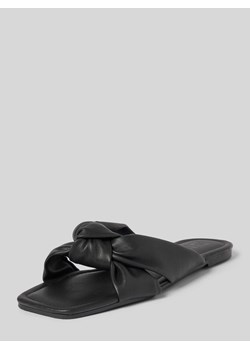 Klapki z wiązanym detalem model ‘MILLIE’ ze sklepu Peek&Cloppenburg  w kategorii Klapki damskie - zdjęcie 170413323