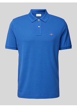 Koszulka polo o kroju regular fit z wyhaftowanym logo model ‘SHIELD’ ze sklepu Peek&Cloppenburg  w kategorii T-shirty męskie - zdjęcie 170413852