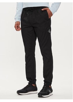 Calvin Klein Jeans Joggery Badge J30J325114 Czarny Skinny Fit ze sklepu MODIVO w kategorii Spodnie męskie - zdjęcie 170424400