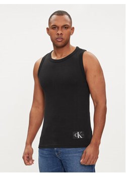 Calvin Klein Jeans Tank top Badge J30J325220 Czarny Slim Fit ze sklepu MODIVO w kategorii T-shirty męskie - zdjęcie 170424604