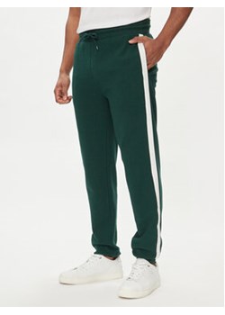 Tommy Hilfiger Spodnie dresowe UM0UM03013 Zielony Regular Fit ze sklepu MODIVO w kategorii Spodnie męskie - zdjęcie 170425281