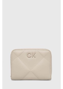 Calvin Klein portfel damski kolor beżowy ze sklepu ANSWEAR.com w kategorii Portfele damskie - zdjęcie 170427322