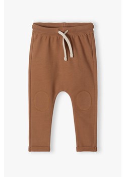 Brązowe bawełniana spodnie niemowlęce ze sklepu 5.10.15 w kategorii Spodnie i półśpiochy - zdjęcie 170431143