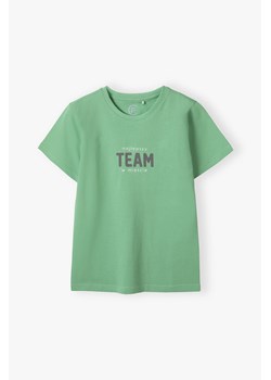 Bawełniany t-shirt chłopięcy z napisem najlepszy Team w mieście ze sklepu 5.10.15 w kategorii T-shirty chłopięce - zdjęcie 170431153