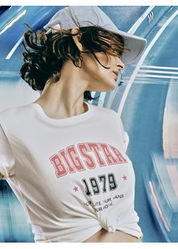 Koszulka damska bawełniana z dużym nadrukiem na piersi biała Rismela 100 ze sklepu Big Star w kategorii Bluzki damskie - zdjęcie 170432444