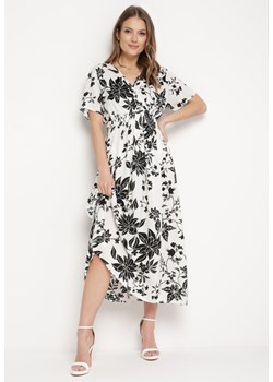 Biało-Czarna Sukienka Długa z Kopertową Górą w Kwiatowy Print Solmare ze sklepu Born2be Odzież w kategorii Sukienki - zdjęcie 170441133