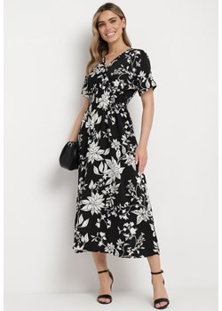 Czarno-Biała Sukienka Długa z Kopertową Górą w Kwiatowy Print Solmare ze sklepu Born2be Odzież w kategorii Sukienki - zdjęcie 170441140