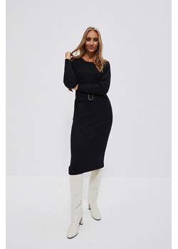 Prążkowana sukienka z paskiem czarna ze sklepu Moodo.pl w kategorii Sukienki - zdjęcie 170454163