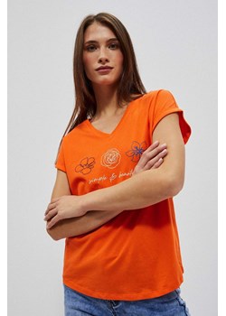 T-shirt z dekoltem w serek i nadrukiem pomarańczowy ze sklepu Moodo.pl w kategorii Bluzki damskie - zdjęcie 170454342