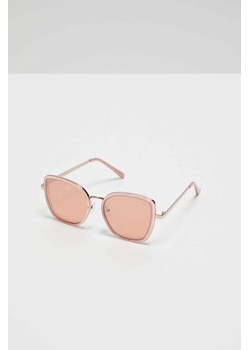 Okulary przeciwsłoneczne ozdobione metalowymi elementami pudrowo-różowe ze sklepu Moodo.pl w kategorii Okulary przeciwsłoneczne damskie - zdjęcie 170454520