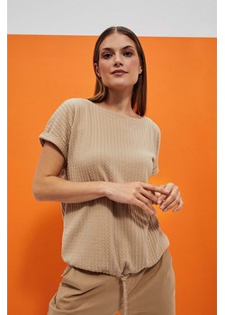 Bluzka ze strukturalnej tkaniny ciemnobeżowa ze sklepu Moodo.pl w kategorii Bluzki damskie - zdjęcie 170454581