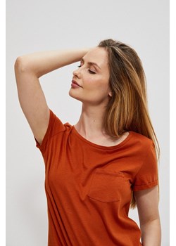 Bawełniany t-shirt z kieszkonką brązowy ze sklepu Moodo.pl w kategorii Bluzki damskie - zdjęcie 170454674