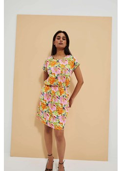 Sukienka z kwiatowym printem ze sklepu Moodo.pl w kategorii Sukienki - zdjęcie 170454703
