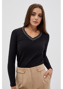 Dopasowana bluzka z ozdobnym dekoltem czarna ze sklepu Moodo.pl w kategorii Bluzki damskie - zdjęcie 170455524
