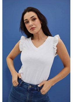 T-shirt z dekoltem w serek i falbaną na ramionach biały ze sklepu Moodo.pl w kategorii Bluzki damskie - zdjęcie 170455741