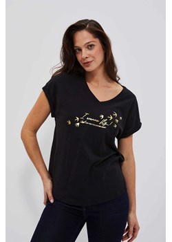 T-shirt z napisem w kolorze złotym czarny ze sklepu Moodo.pl w kategorii Bluzki damskie - zdjęcie 170456072