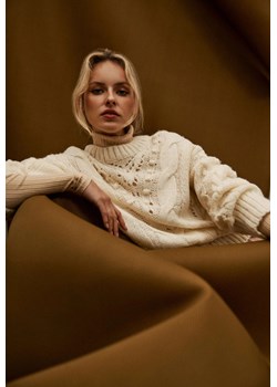 Ażurowy sweter perłowy ze sklepu Moodo.pl w kategorii Swetry damskie - zdjęcie 170456263