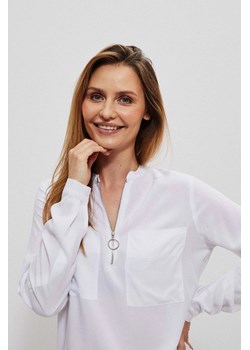 Ozdobna koszula z zamkiemi kieszeniami biała ze sklepu Moodo.pl w kategorii Bluzki damskie - zdjęcie 170456503