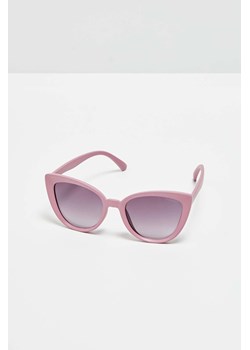 Okulary przeciwsłoneczne z plastikowymi oprawkami malinowe ze sklepu Moodo.pl w kategorii Okulary przeciwsłoneczne damskie - zdjęcie 170457151