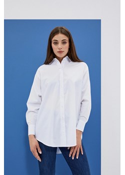 Koszula oversize z kołnierzykiem biała ze sklepu Moodo.pl w kategorii Koszule damskie - zdjęcie 170457380