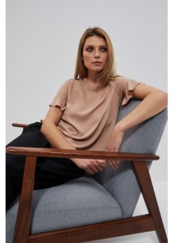 Koszula z falbaną przy rękawie karmelowa ze sklepu Moodo.pl w kategorii Bluzki damskie - zdjęcie 170457570