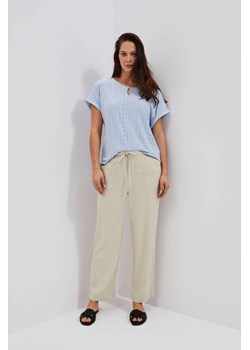 Spodnie z prostą nogawką piaskowe ze sklepu Moodo.pl w kategorii Spodnie damskie - zdjęcie 170457884