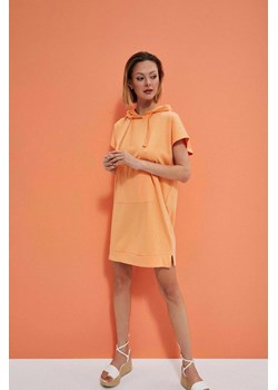 Sukienka dresowa z kapturem brzoskwiniowa ze sklepu Moodo.pl w kategorii Sukienki - zdjęcie 170458104