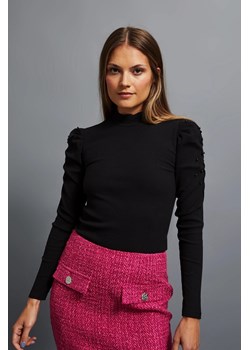 Prążkowana bluzka z bufiastymi rękawami i półgolfem czarna ze sklepu Moodo.pl w kategorii Bluzki damskie - zdjęcie 170458254