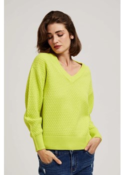 Sweter z dekoltem w serek limonkowy ze sklepu Moodo.pl w kategorii Swetry damskie - zdjęcie 170458481