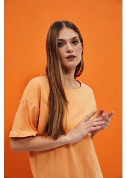 Gładki t-shirt brzoskwiniowy ze sklepu Moodo.pl w kategorii Bluzki damskie - zdjęcie 170458491