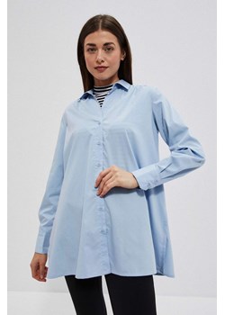 Koszula z rozkloszowanym dołem błękitna ze sklepu Moodo.pl w kategorii Koszule damskie - zdjęcie 170458754