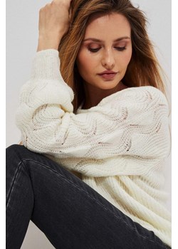 Sweter oversize perłowy ze sklepu Moodo.pl w kategorii Swetry damskie - zdjęcie 170459100